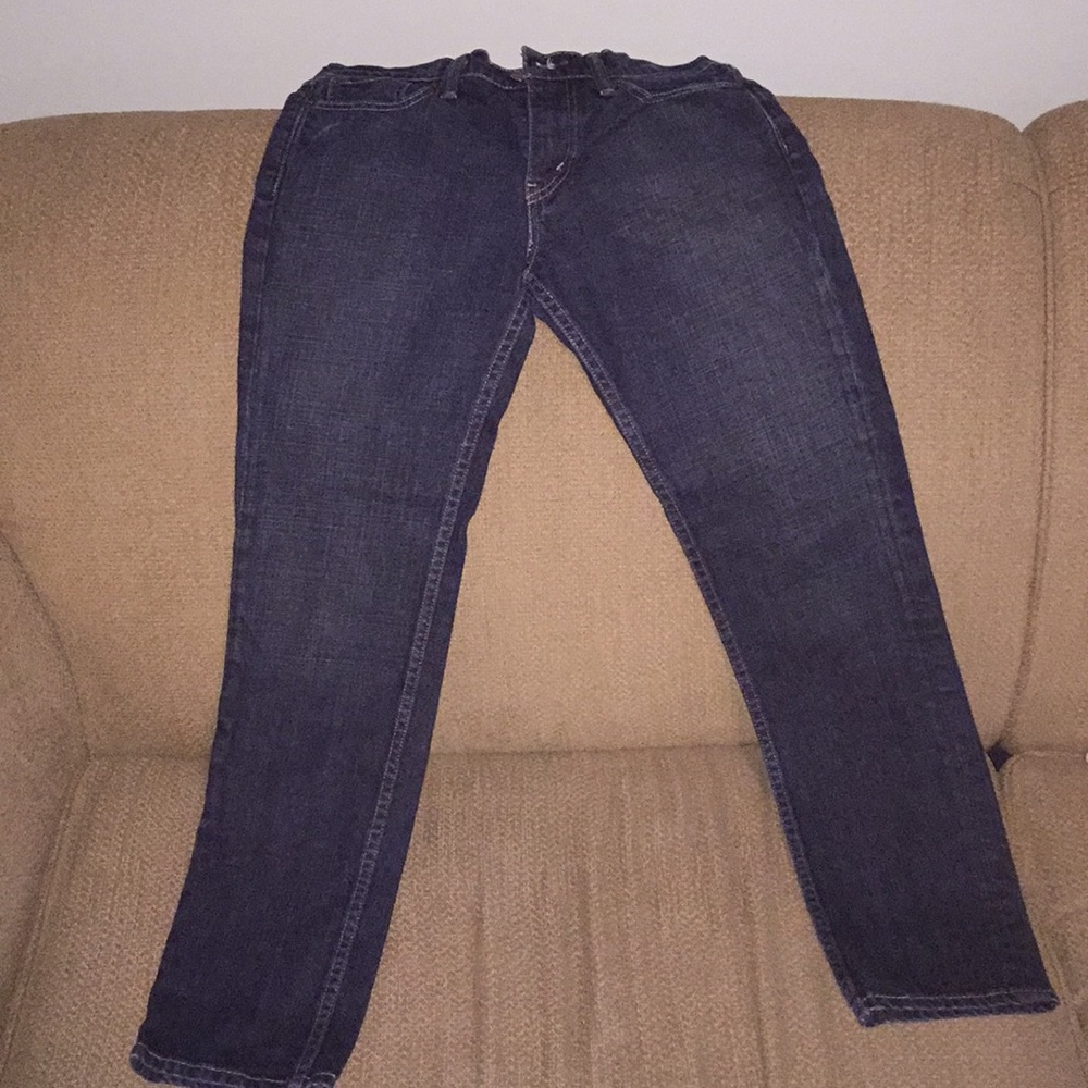 Dark blue levi’s jeans